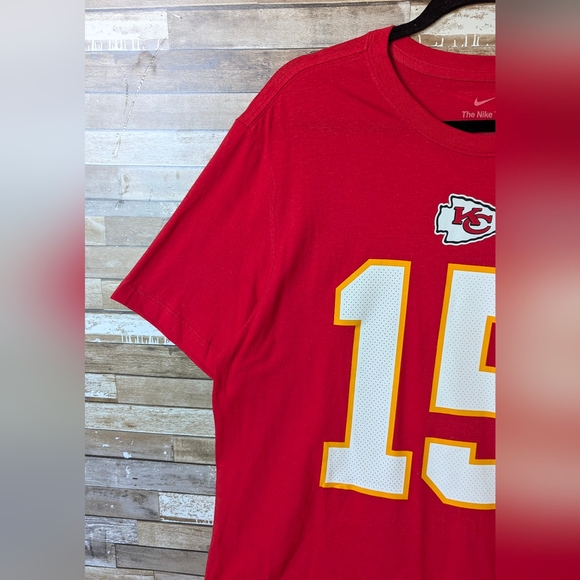 New From Arrowhead Stadium Apparel Store KC Chiefs Nike Mahomes 15 Red Tee - Picture 13 of 16